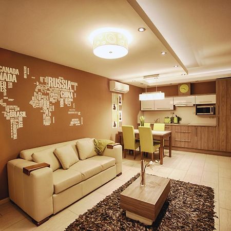 Zafir Apartman Sarvar Luaran gambar