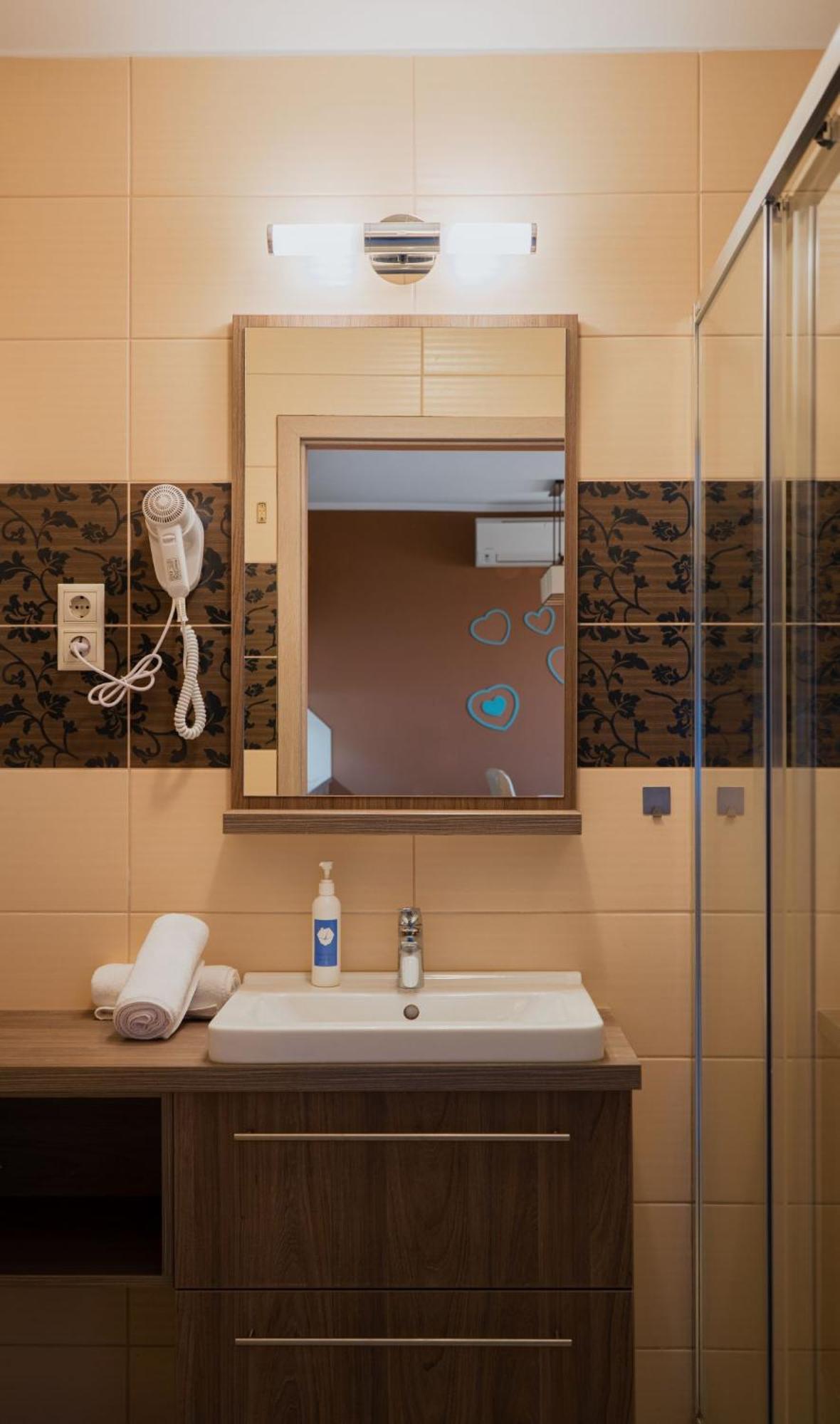Zafir Apartman Sarvar Luaran gambar
