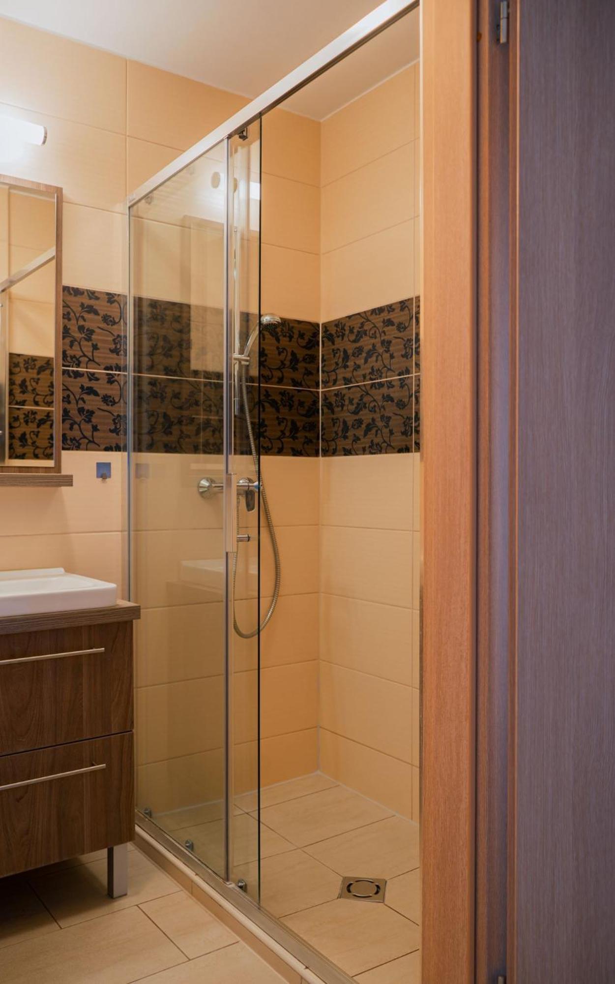 Zafir Apartman Sarvar Luaran gambar