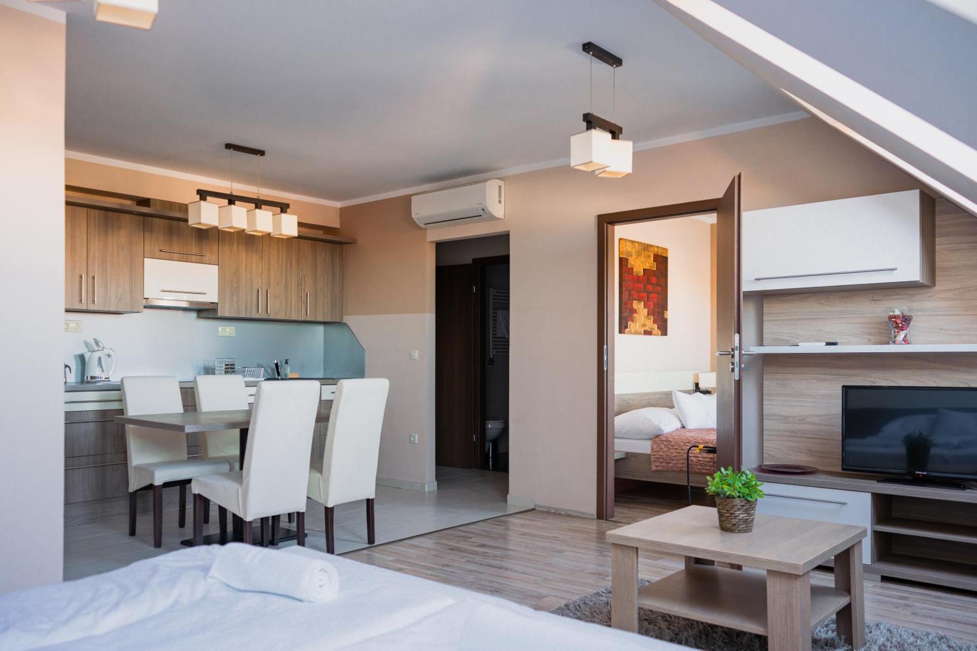 Zafir Apartman Sarvar Luaran gambar
