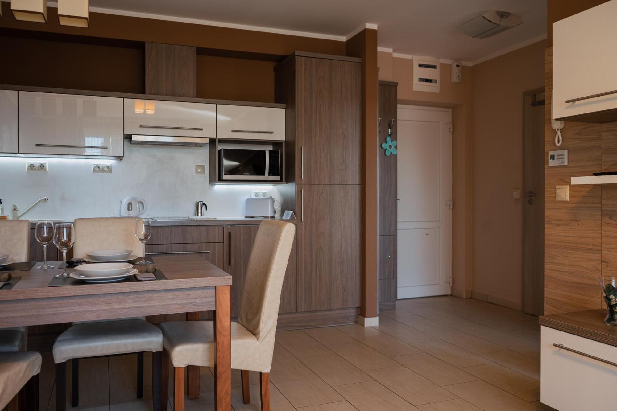 Zafir Apartman Sarvar Luaran gambar