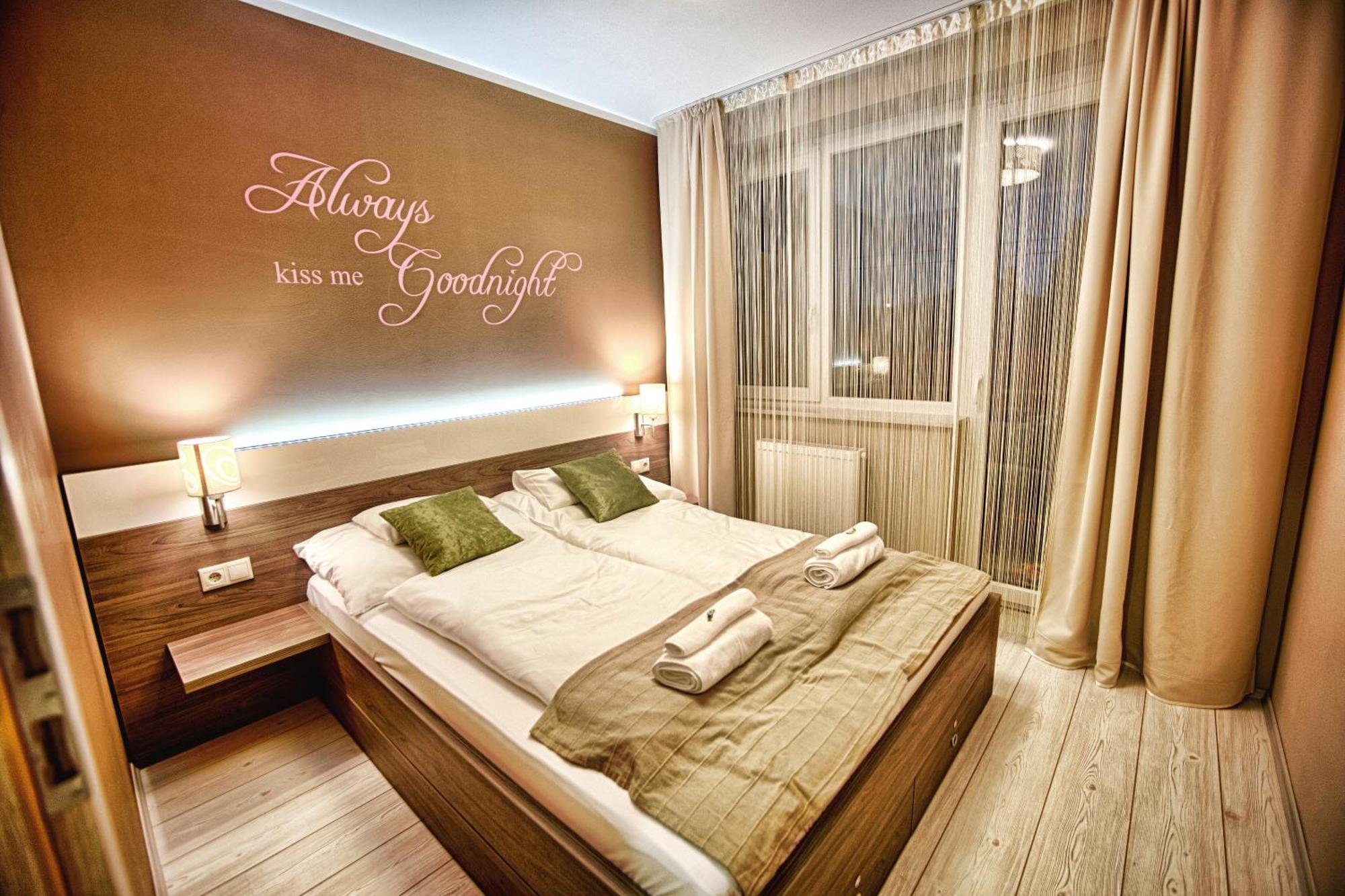 Zafir Apartman Sarvar Luaran gambar
