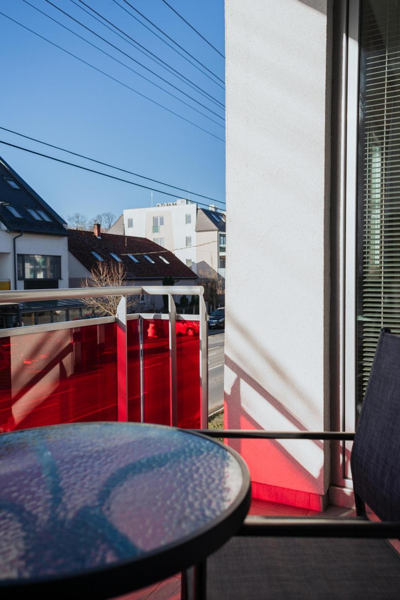 Zafir Apartman Sarvar Luaran gambar