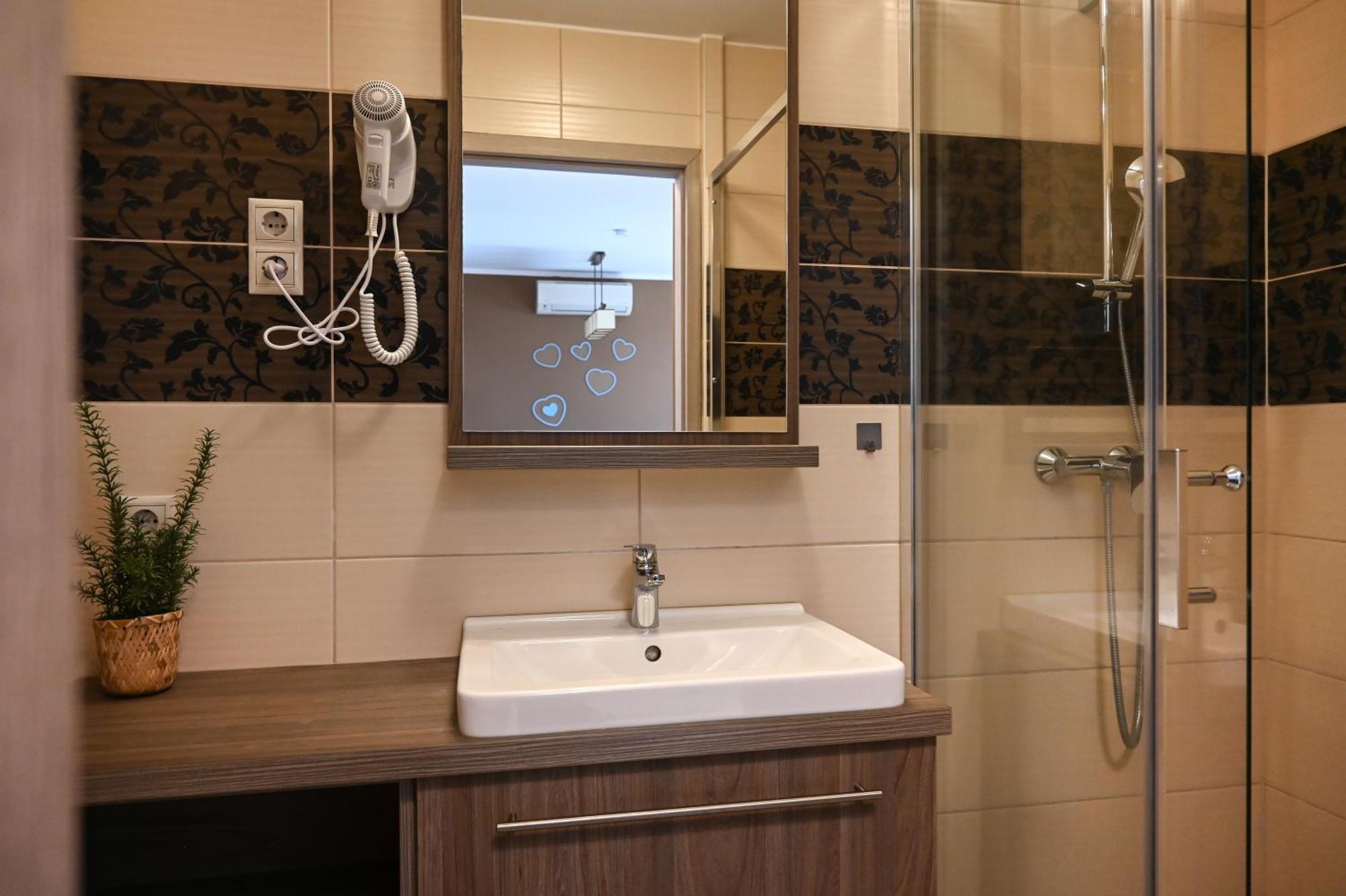 Zafir Apartman Sarvar Luaran gambar