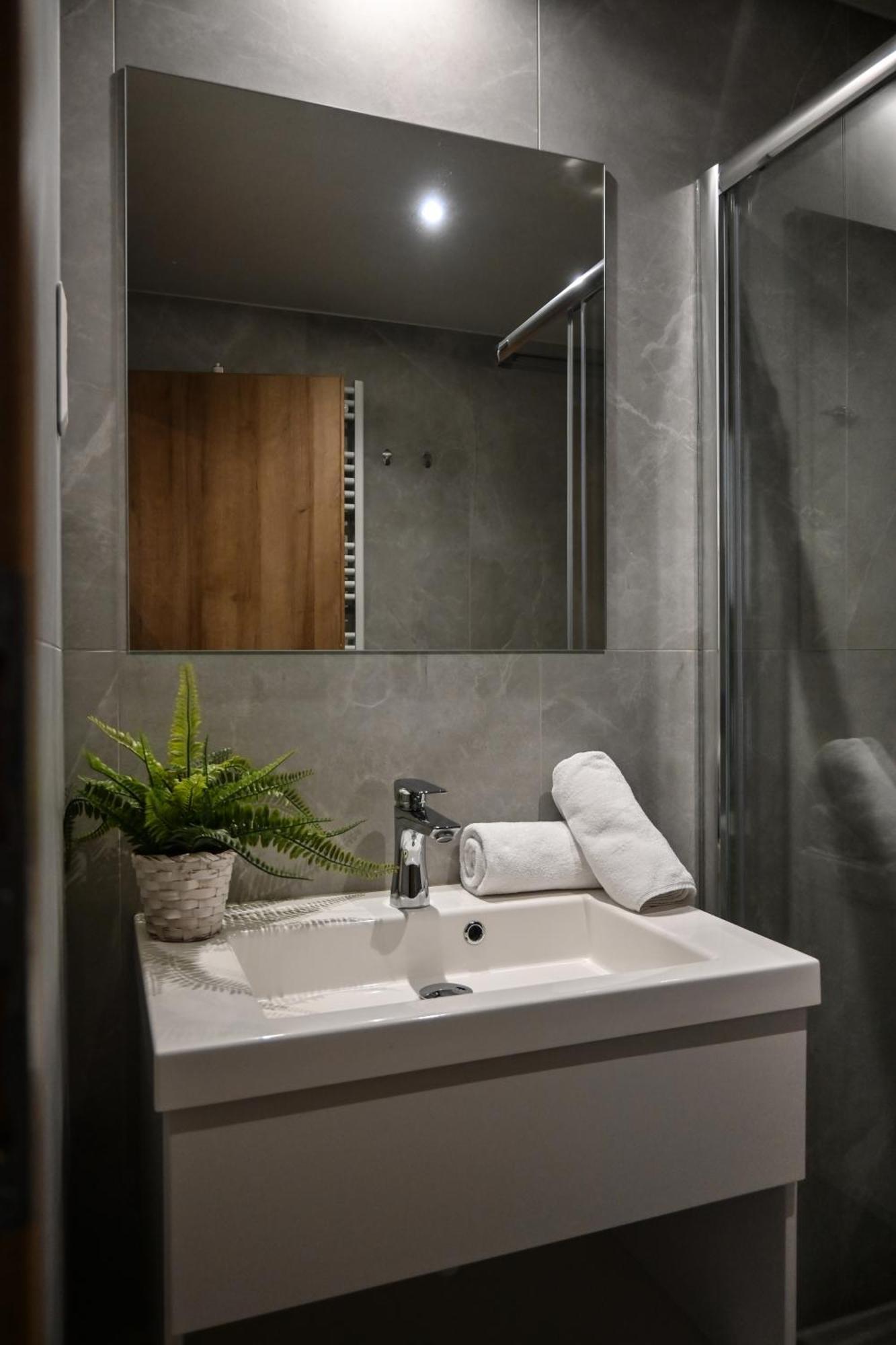 Zafir Apartman Sarvar Luaran gambar