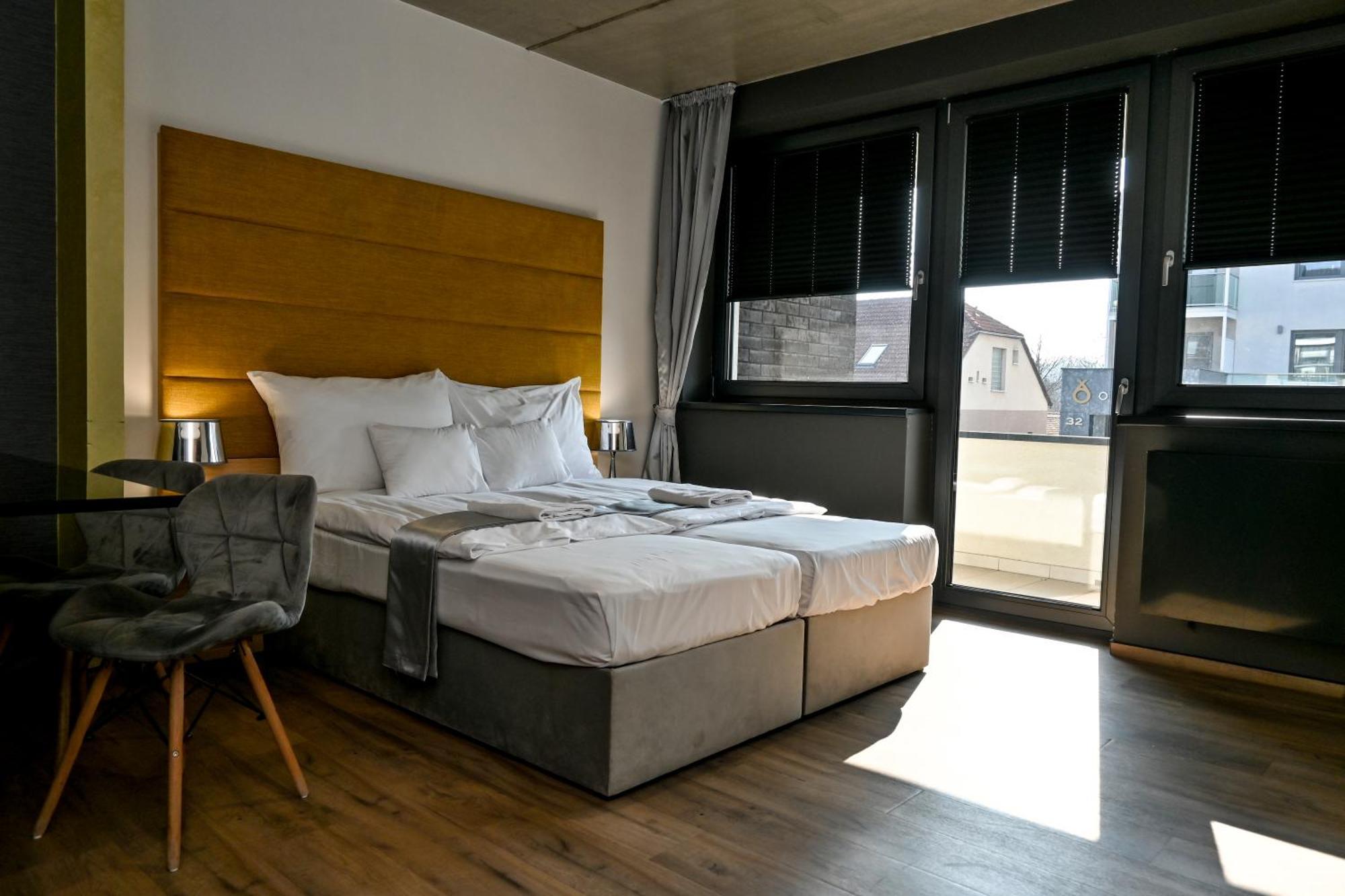 Zafir Apartman Sarvar Luaran gambar
