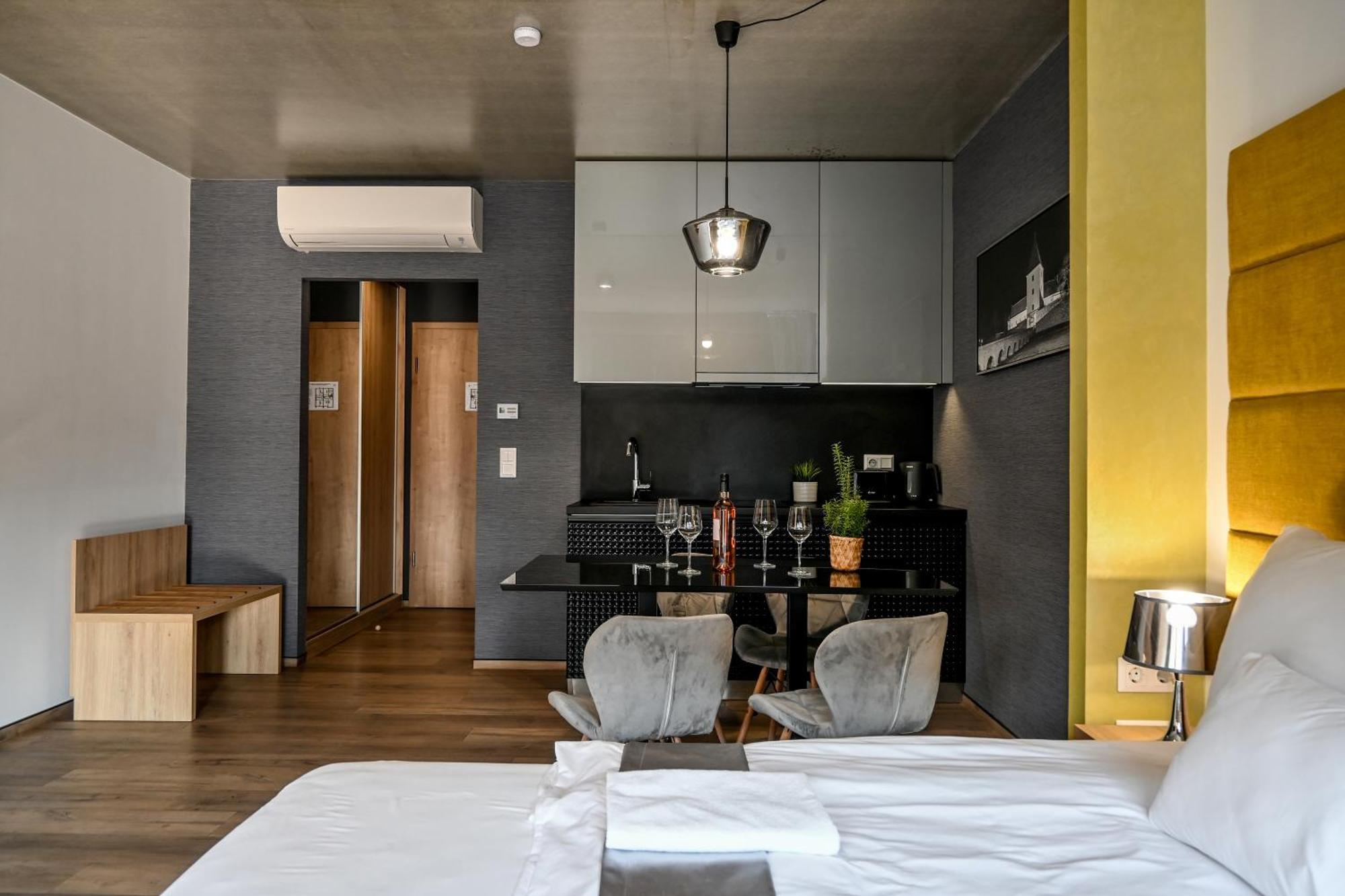 Zafir Apartman Sarvar Luaran gambar