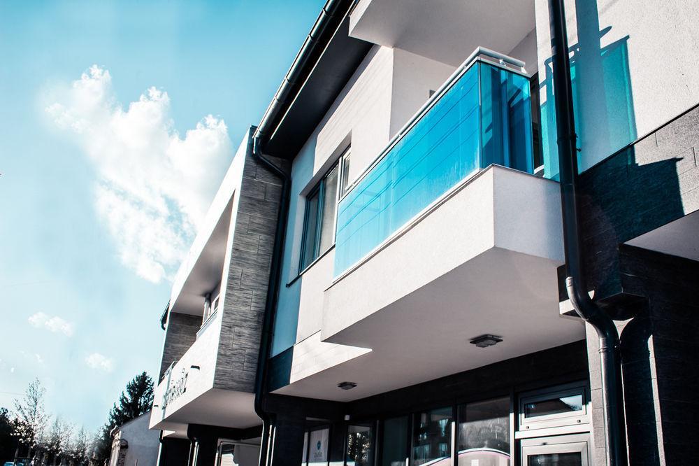 Zafir Apartman Sarvar Luaran gambar