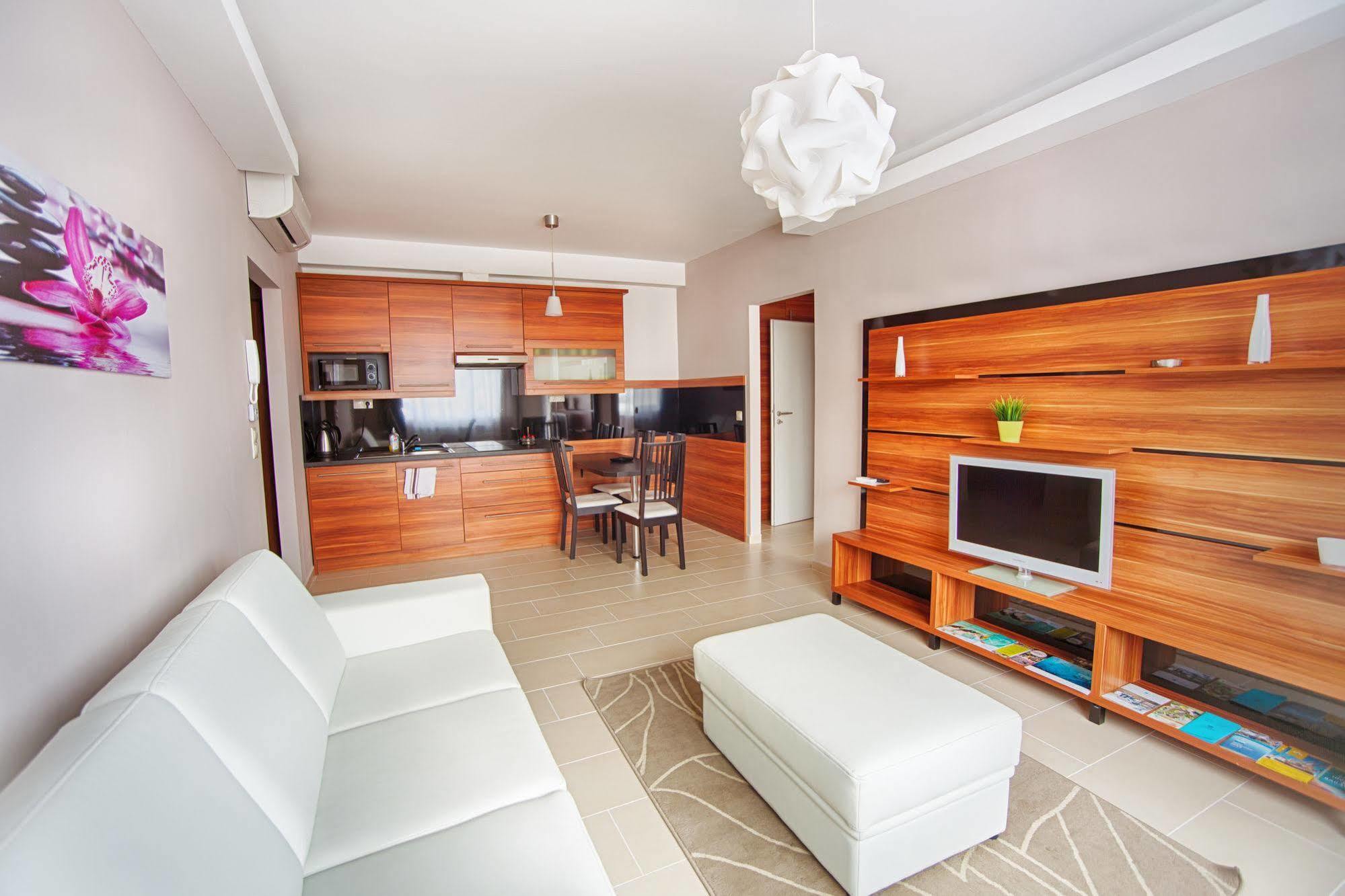 Zafir Apartman Sarvar Luaran gambar